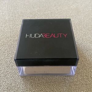 Huda Beauty easy bake setting powder